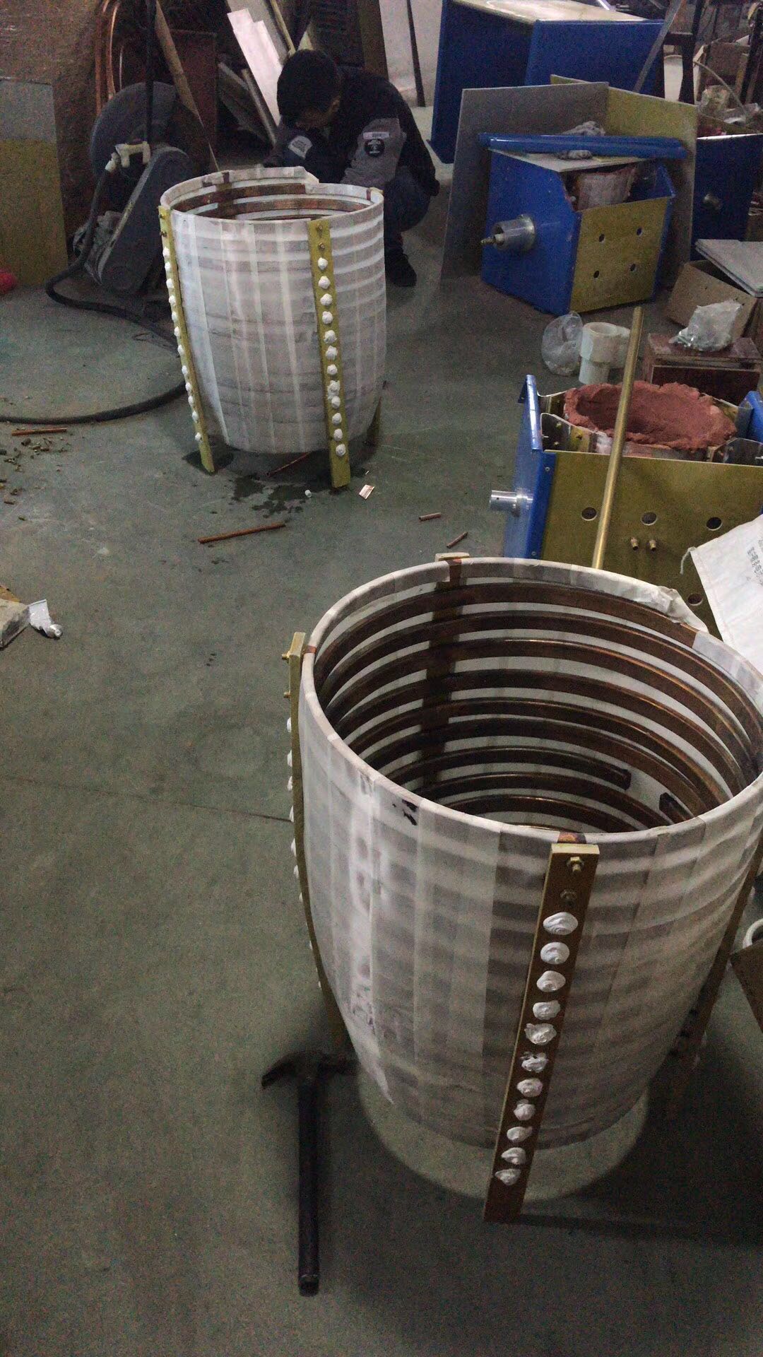 生產(chǎn)車間技工李師傅給廢銅熔煉爐脫胎換骨(圖1)