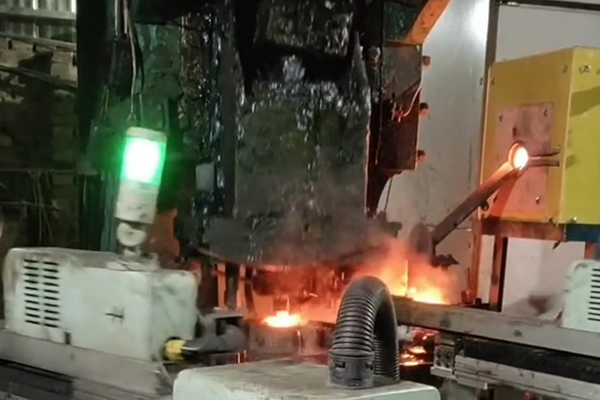 棒料中頻鍛造爐，機(jī)械手臂自動(dòng)送料