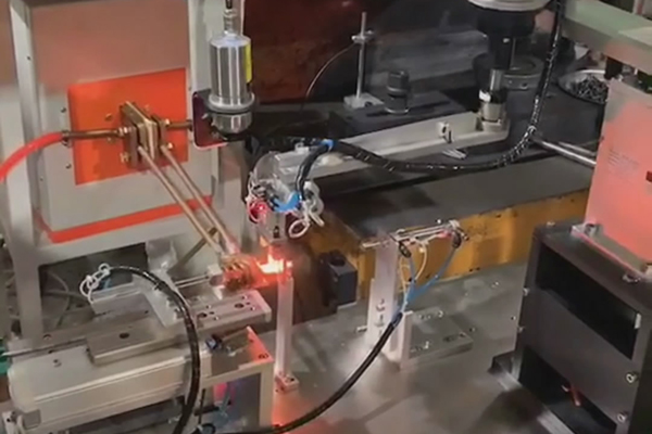  搭配機(jī)械手臂實(shí)現(xiàn)自動(dòng)化操作的超高頻感應(yīng)加熱設(shè)備