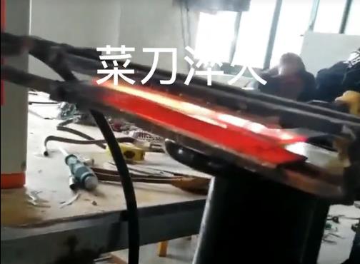 在菜刀制造中，高頻淬火主要用于提高刀片的硬度和耐磨性(圖2)