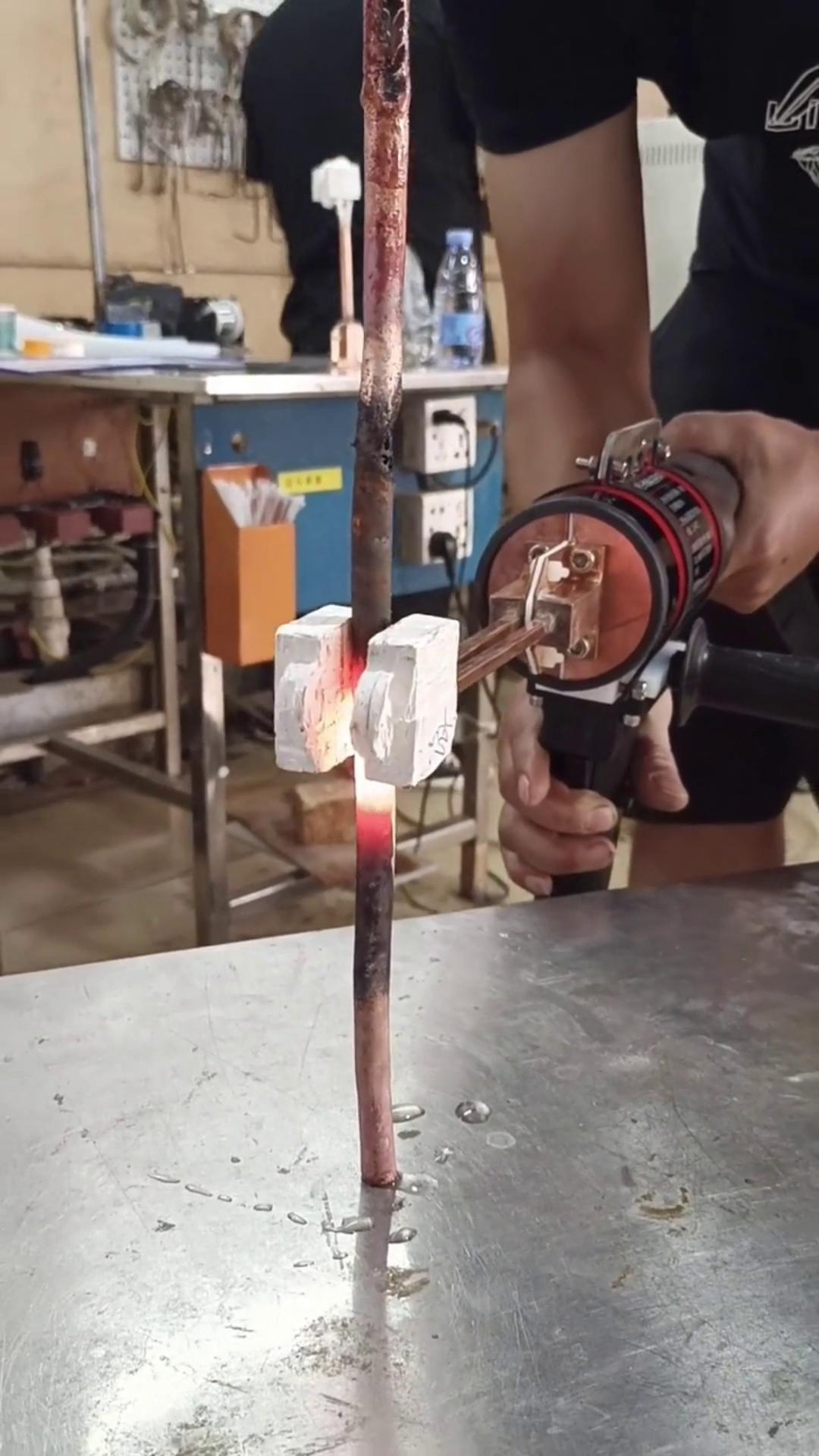 手持式感應(yīng)加熱設(shè)備，由于其節(jié)能，加熱頭輕等優(yōu)點(diǎn)，已廣泛應(yīng)用于銅管焊接