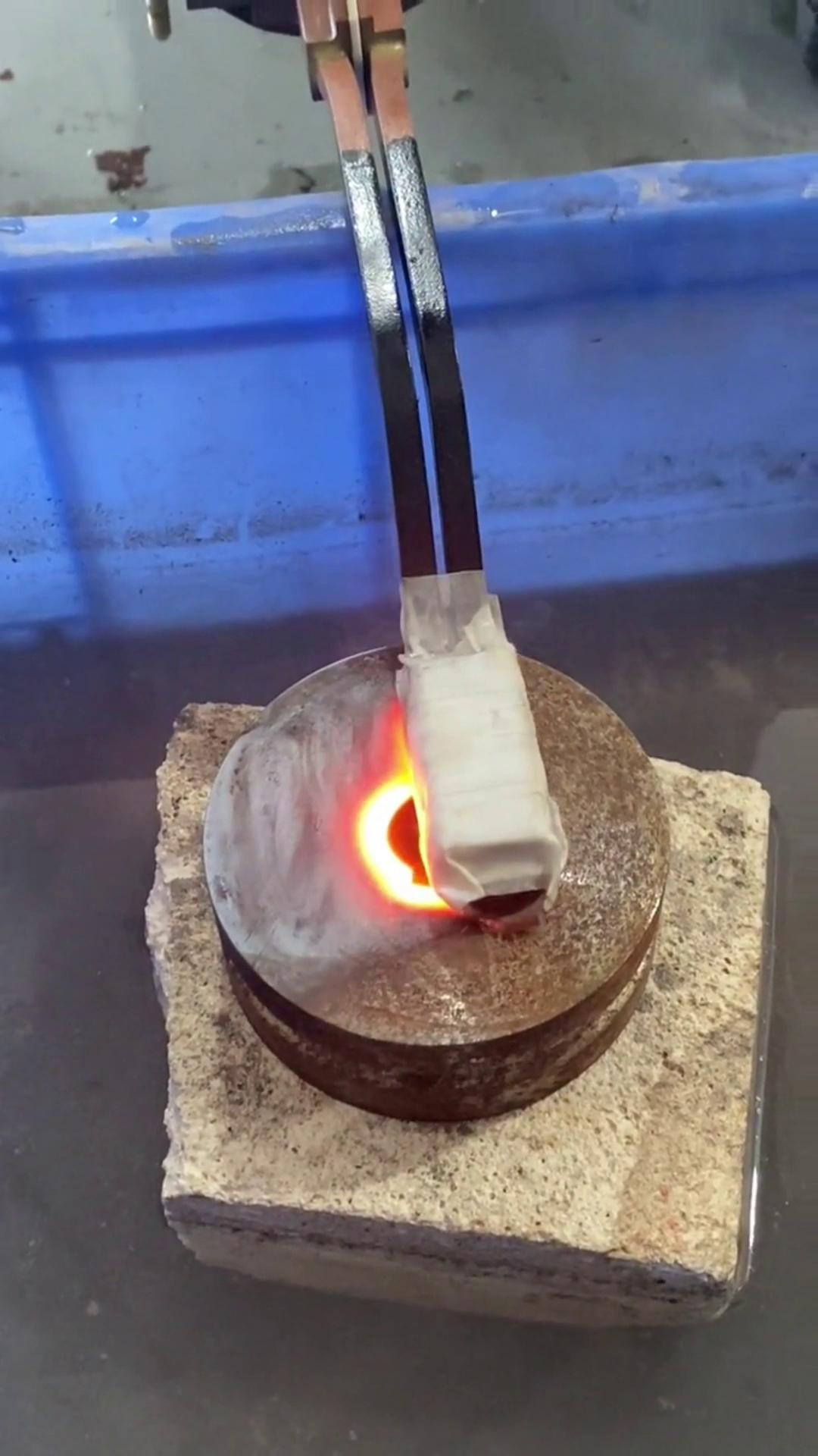 手持式高頻機(jī) 高頻感應(yīng)加熱設(shè)備 10米軟鏈接電纜 適合復(fù)雜場(chǎng)合和環(huán)境下進(jìn)行加熱淬火退火熱處理工藝