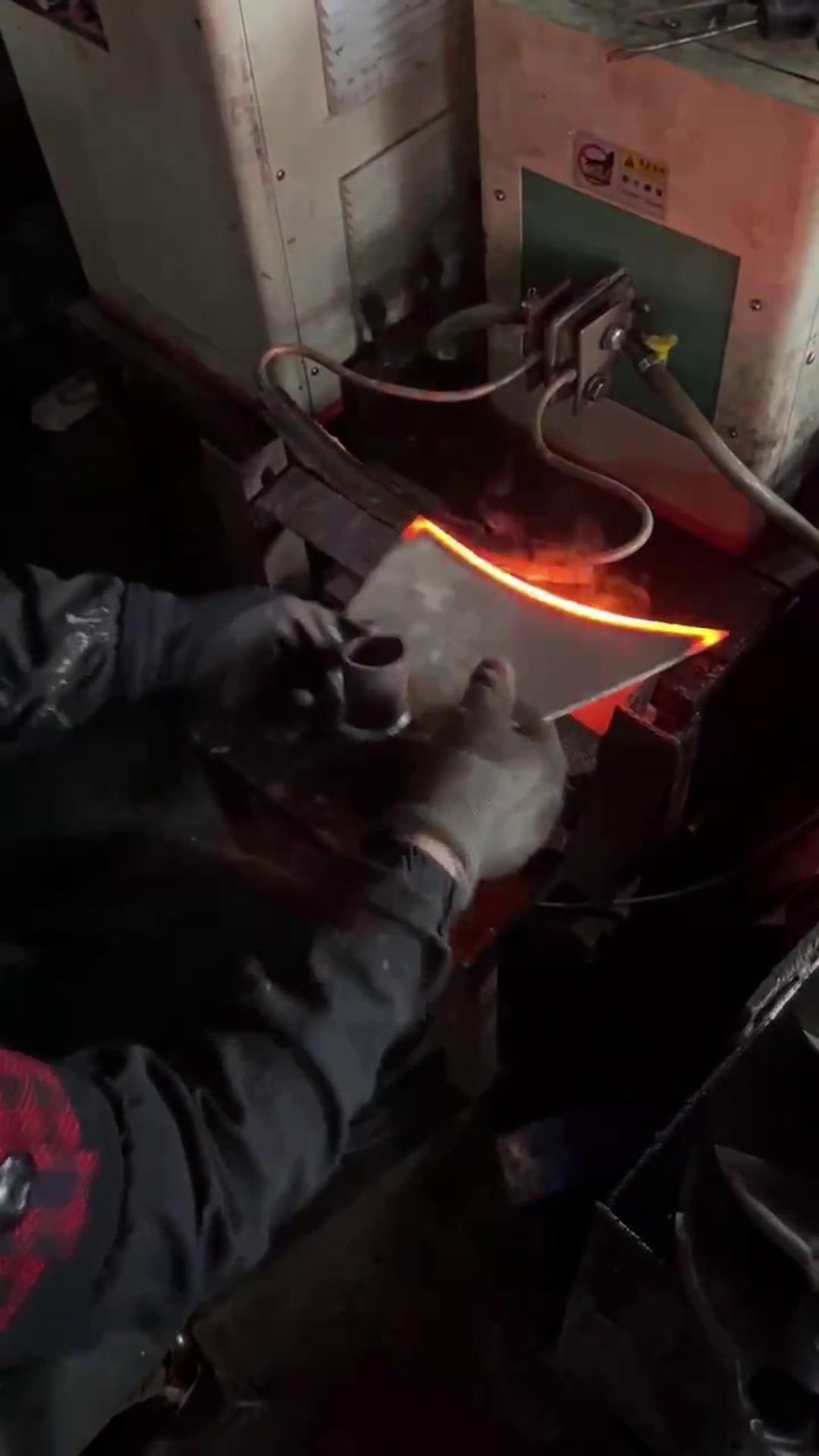 高頻感應(yīng)加熱設(shè)備 超高頻淬火機 農(nóng)具鋤頭加熱淬火 紅沖鍛打熱處理