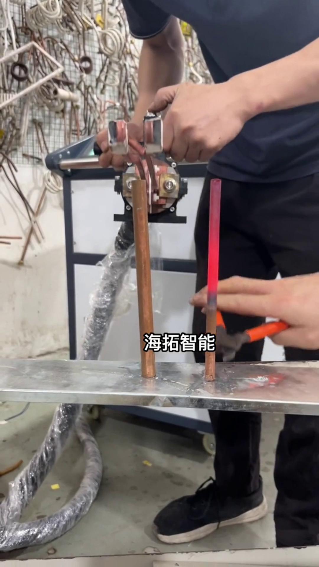 銅管加熱退火有難度嗎？沒(méi)有！只要用了海瑞拓智能感應(yīng)加熱設(shè)備，什么淬火退火加熱焊接一切都不是問(wèn)題。 