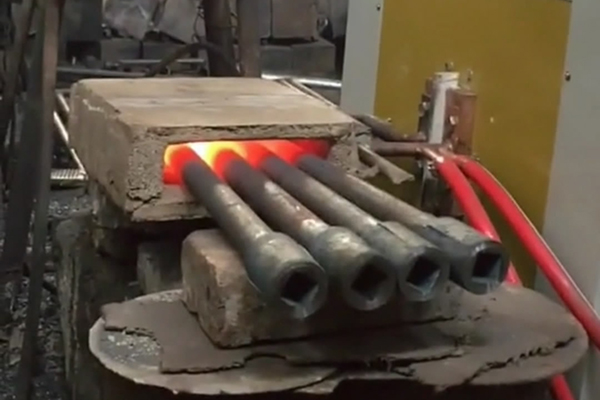 高頻感應加熱設備加熱到1000度，取下回收回來的鉆頭鎢鋼(圖1)