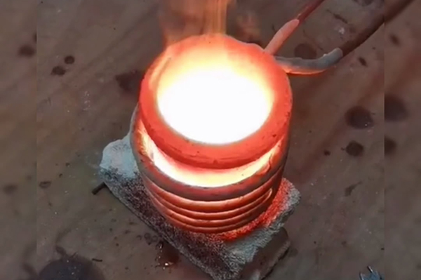 貴金屬熔煉爐，它是一種采用中頻感應(yīng)加熱設(shè)備的環(huán)保熔煉爐(圖2)