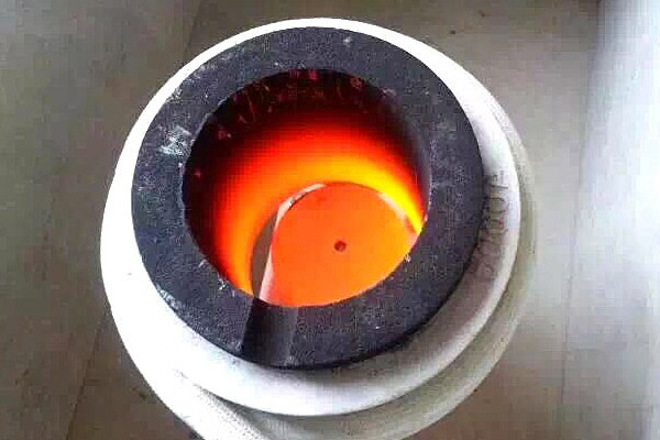 貴金屬熔煉爐，它是一種采用中頻感應(yīng)加熱設(shè)備的環(huán)保熔煉爐
