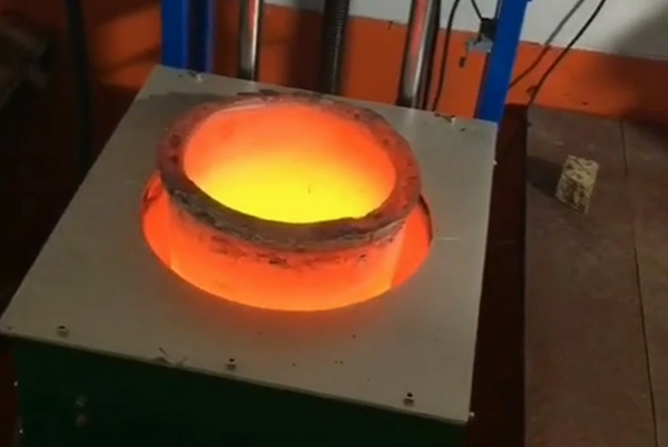 熔鋁爐和中頻熔煉爐的性能也將不斷提升，為鋁合金生產(chǎn)行業(yè)帶來更多的可能性