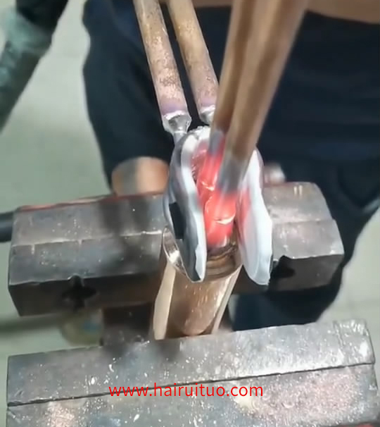 冰箱空調(diào)散熱器銅管彎頭焊接，用手持式高頻焊機(圖1)