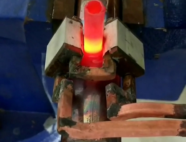 冰箱空調(diào)散熱器銅管彎頭焊接，用手持式高頻焊機(jī)