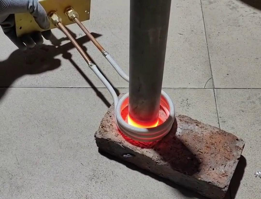 高頻加熱機配合軟連接加熱工件，高效靈活，適用于復(fù)雜形狀工件(圖1)