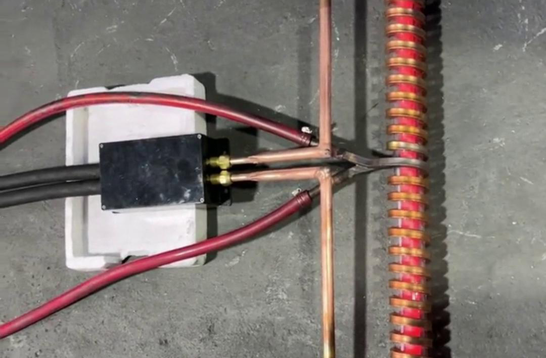 高頻加熱機(jī)配合軟連接加熱工件，高效靈活，適用于復(fù)雜形狀工件