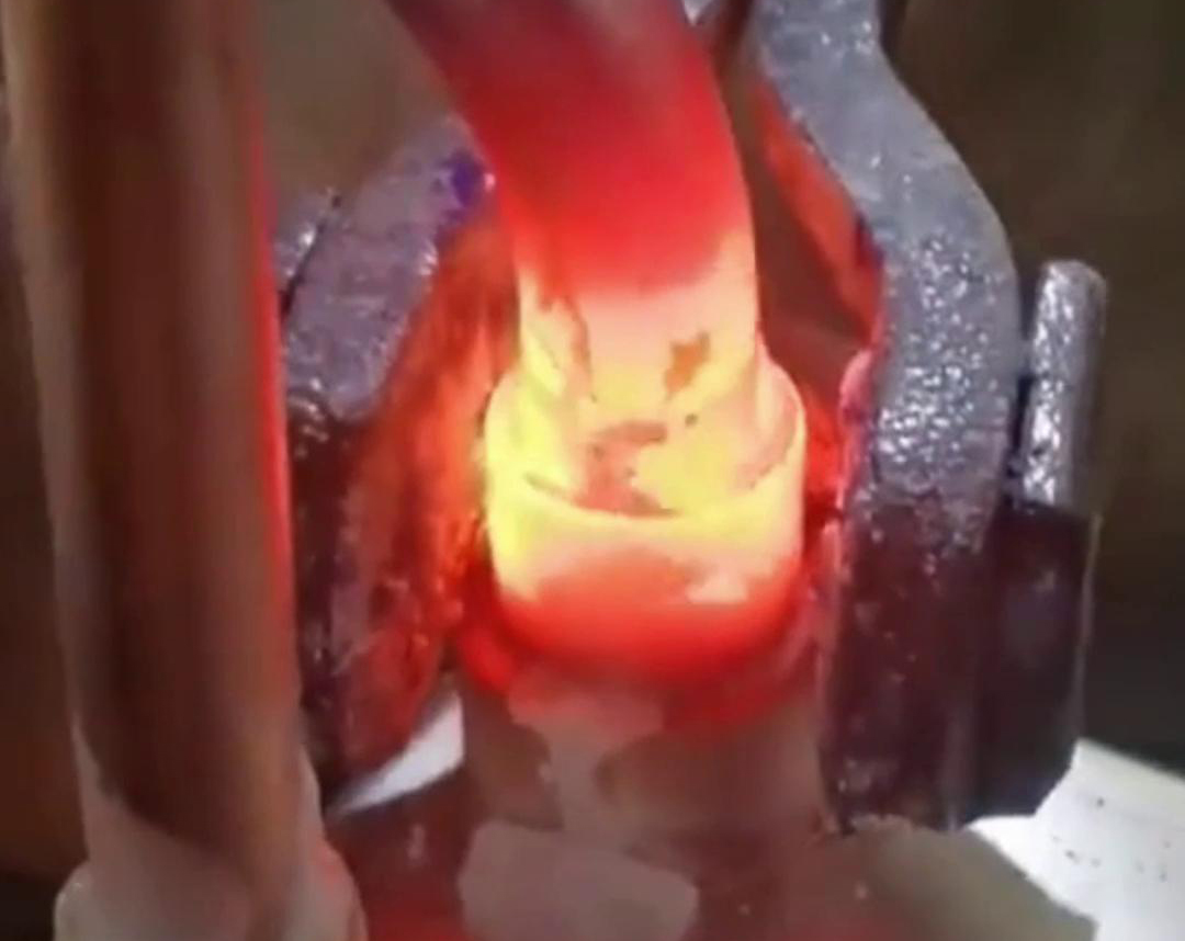 高頻銅料焊接技術(shù)高效加熱、焊接質(zhì)量高、操作簡(jiǎn)便以及節(jié)能環(huán)保