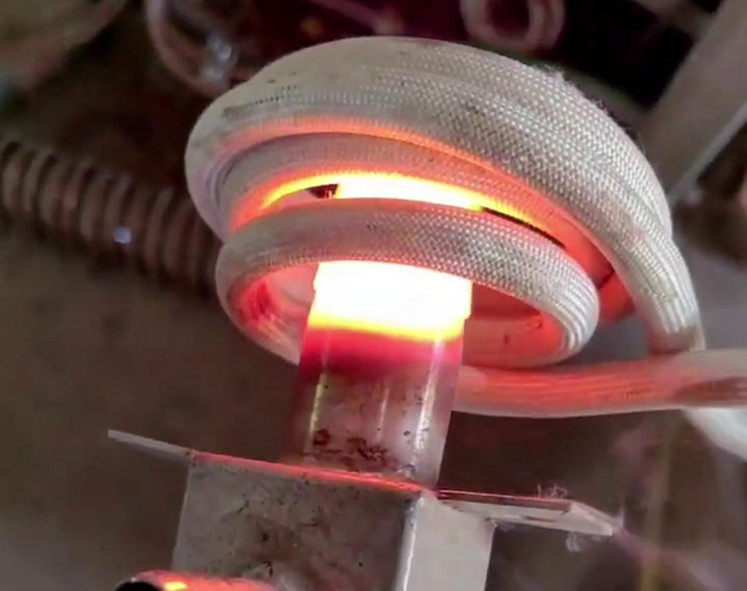 手持式高頻機(jī)加熱不銹鋼管是一種高效、精確的加熱方法，適用于對(duì)不銹鋼管進(jìn)行局部加熱的場(chǎng)合