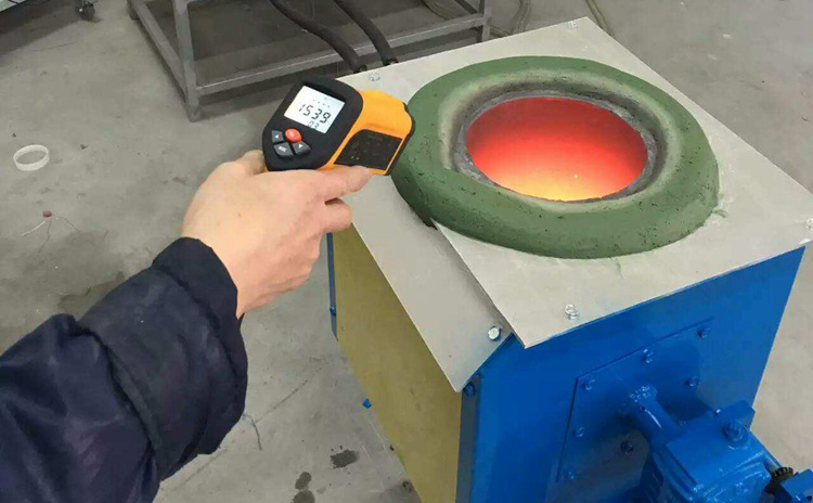 手搖傾倒式中頻熔煉爐手搖傾倒式中頻熔煉爐適用于多種金屬材料的熔煉，如鋼鐵、銅、鋁、鋅等