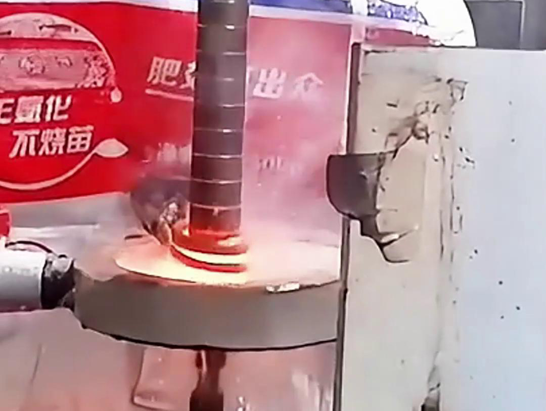 自動(dòng)化軸類(lèi)高頻淬火機(jī)床是一種用于軸類(lèi)零件表面淬火處理的設(shè)備