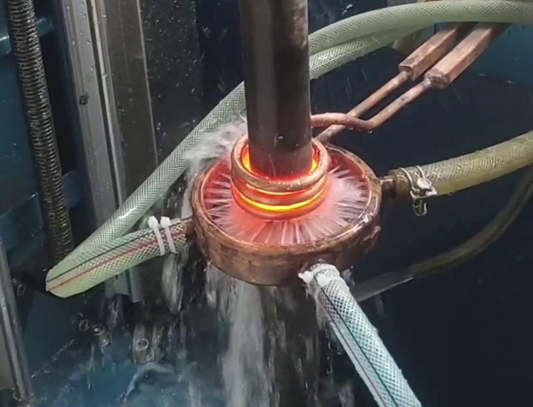 自動化軸類高頻淬火機床是一種用于軸類零件表面淬火處理的設備