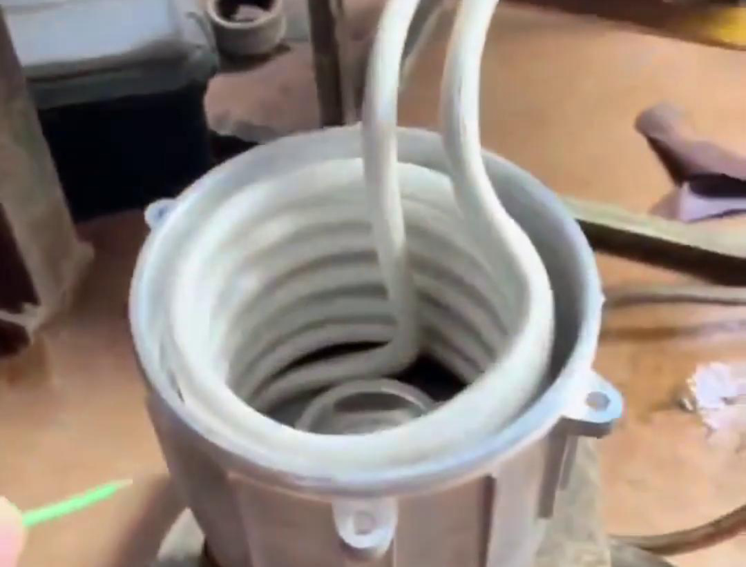 在電機(jī)裝配中，使用高中頻感應(yīng)加熱設(shè)備進(jìn)行軸套或軸承的熱裝確實(shí)是一種常見(jiàn)的裝配方法