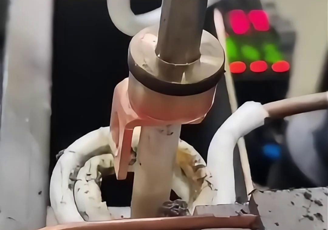 保險(xiǎn)絲座是這樣的焊接的，原來是用了高頻自動(dòng)化釬焊機(jī)來完成焊接