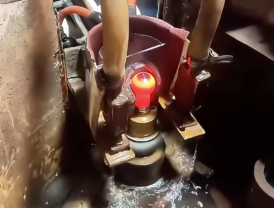 球頭主銷淬火和絲桿軸高頻淬火提高這兩類部件的表面硬度、耐磨性和疲勞強(qiáng)度(圖1)