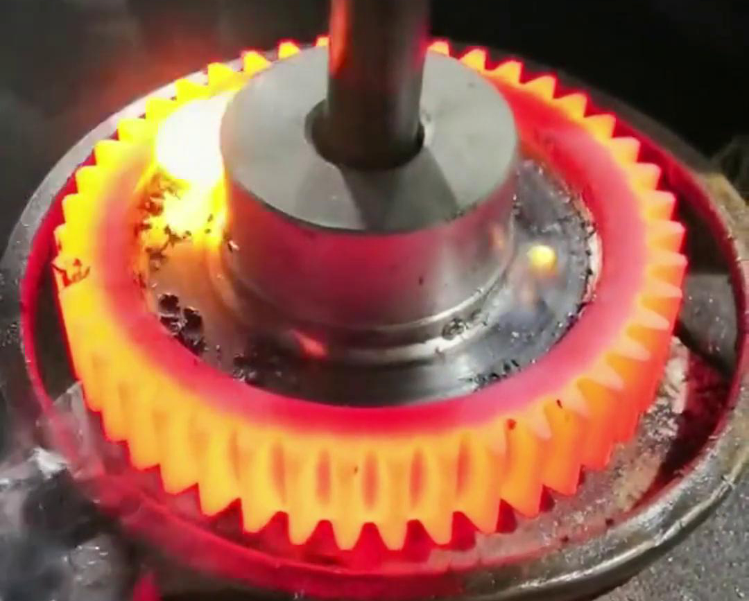 高頻感應加熱淬火設備可根據(jù)客戶的具體需求進行定制化設計齒輪淬火