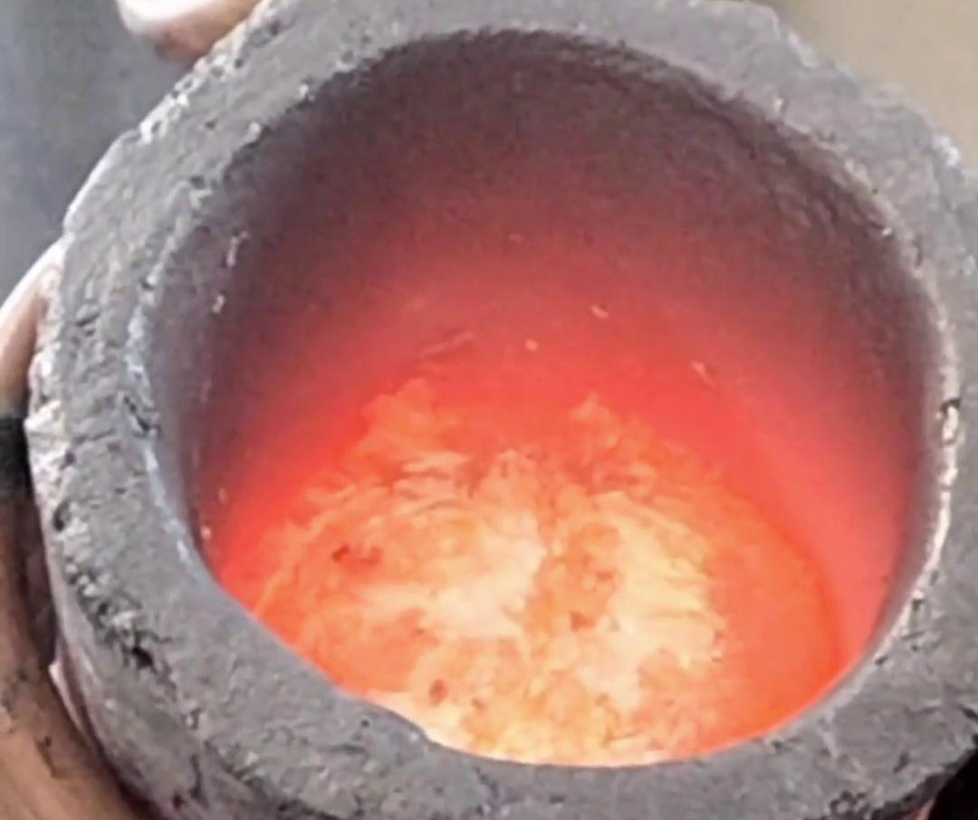 根據(jù)客戶特定的熔煉需求、生產(chǎn)規(guī)模、場地條件等因素，專門設(shè)計和制造的中頻感應(yīng)熔鋁爐(圖3)