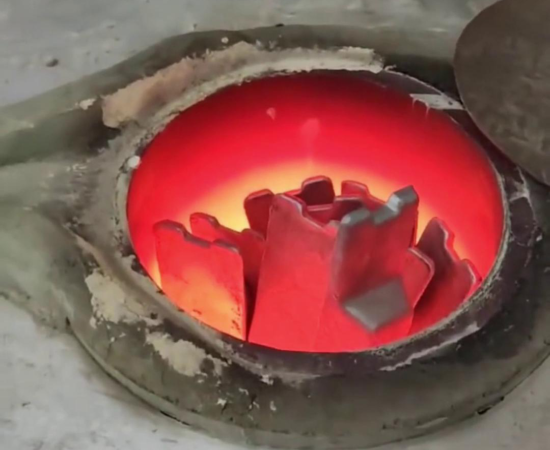 根據(jù)客戶特定的熔煉需求、生產(chǎn)規(guī)模、場地條件等因素，專門設(shè)計和制造的中頻感應(yīng)熔鋁爐