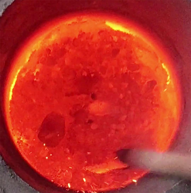 小型鐵渣中頻熔煉爐，采用IGBT節(jié)能電源模塊，比傳統(tǒng)電爐電烤箱節(jié)能