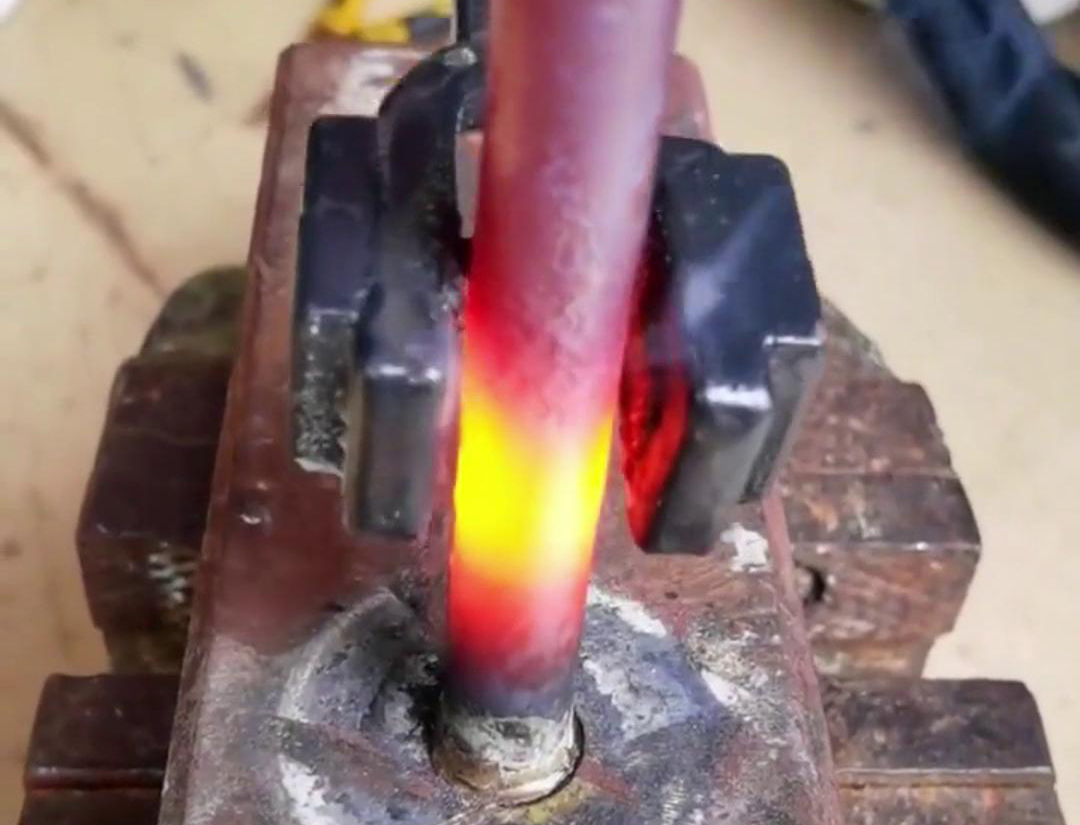 手持式高頻加熱機，輕松實現(xiàn)12mm的銅管加熱和12mm不銹鋼棒加熱(圖1)