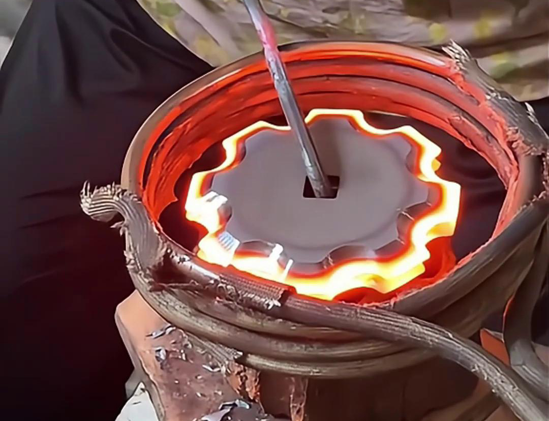 梅花刀片配合輸送帶實現(xiàn)自動化高頻淬火，是一種高效的自動化熱處理解決方案