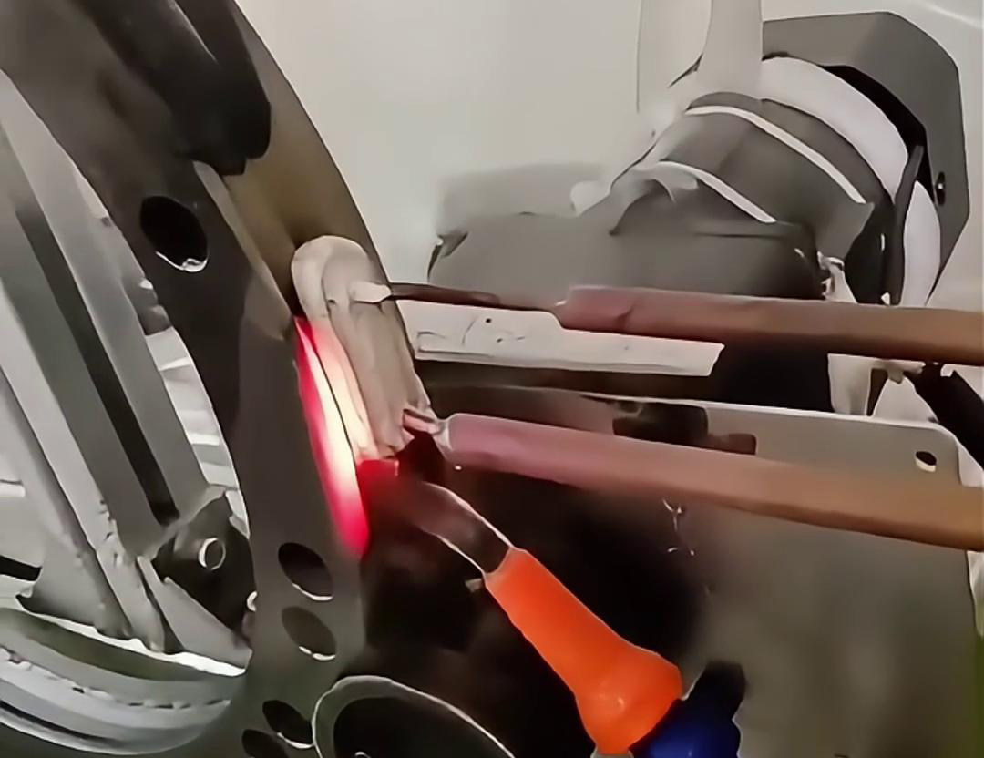 高頻淬火設(shè)備，環(huán)形導(dǎo)軌內(nèi)外槽淬火，提高設(shè)備使用壽命