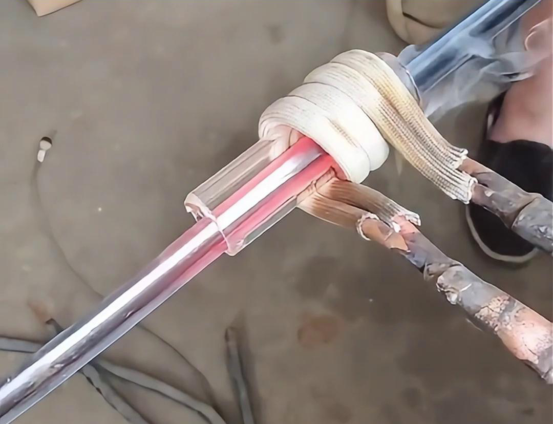 不銹鋼薄片淬火超高頻淬火機，根據(jù)客戶的需求來調整淬火深沉度和淬火速度