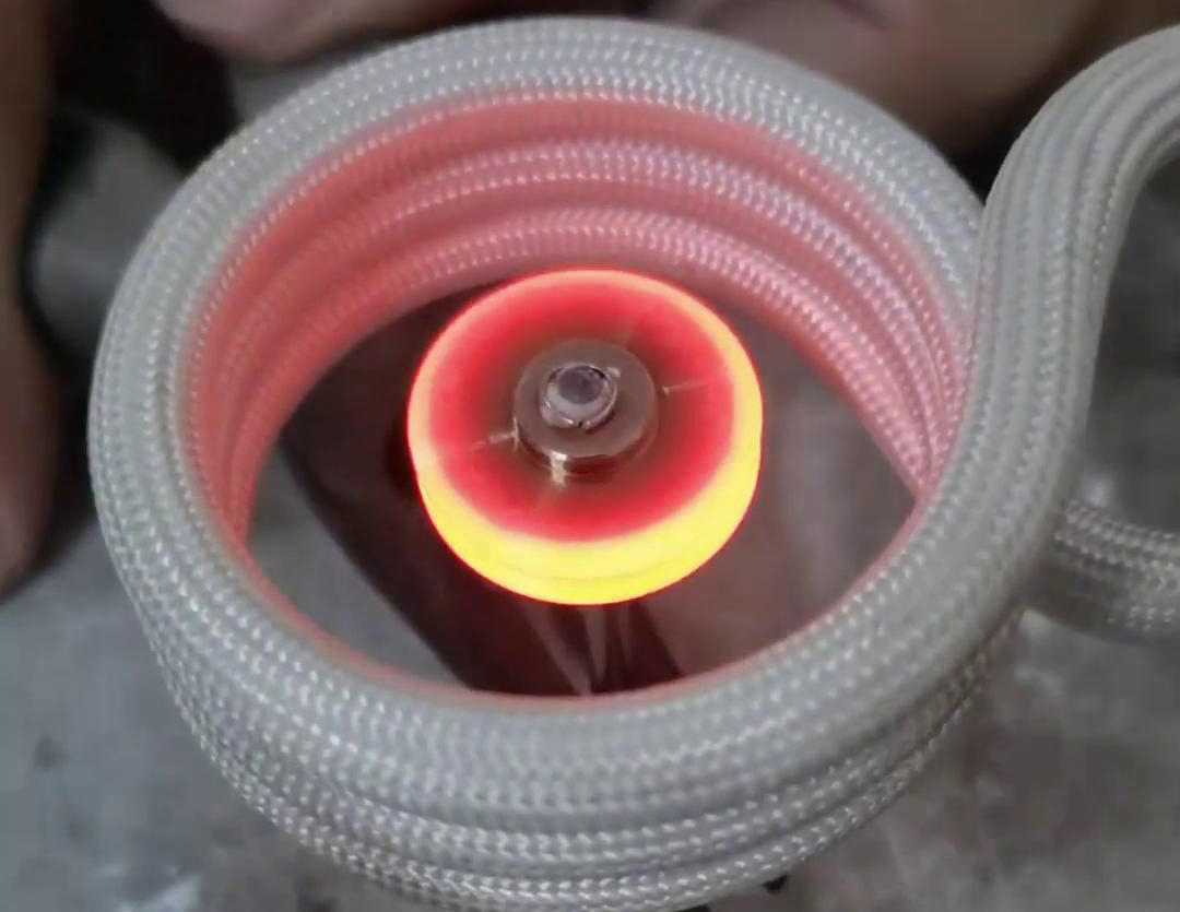 不銹鋼和鎢鋼屬于難焊接的材質(zhì)，但是通過調(diào)整高頻焊機的焊接參數(shù)，可以實現(xiàn)出色的焊接效果