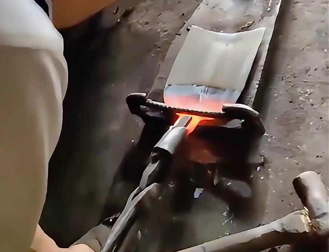 超音頻感應加熱設備對農(nóng)用鋤頭進行加熱退火熱處理折彎