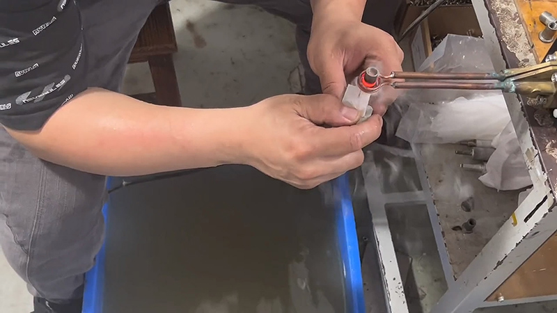 超高頻自動(dòng)化淬火設(shè)備以其節(jié)能、環(huán)保和廣泛適用性等特點(diǎn)