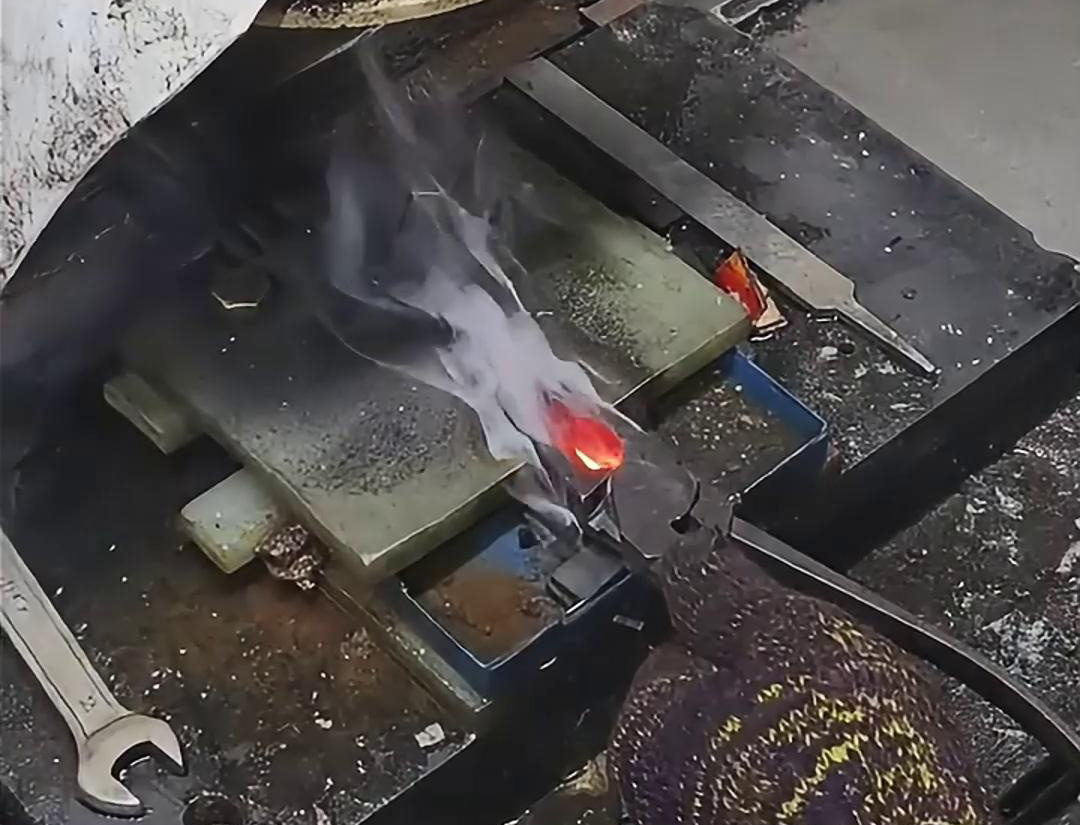 老虎鉗口淬火就是使用高頻淬火機(jī)快速加熱，并在短時(shí)間內(nèi)將其冷卻