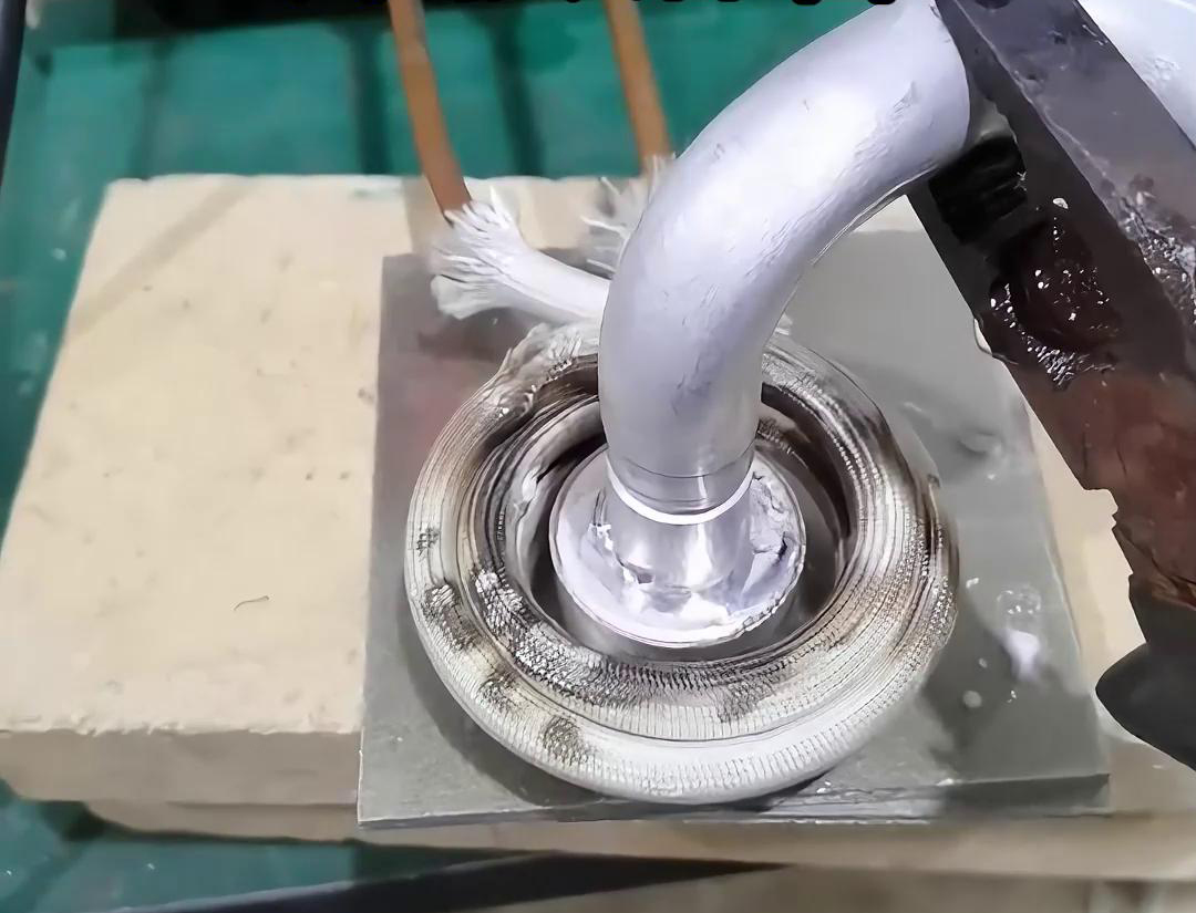 關(guān)于高頻焊機(jī)在焊接鋁管時面臨的挑戰(zhàn)與優(yōu)勢分析