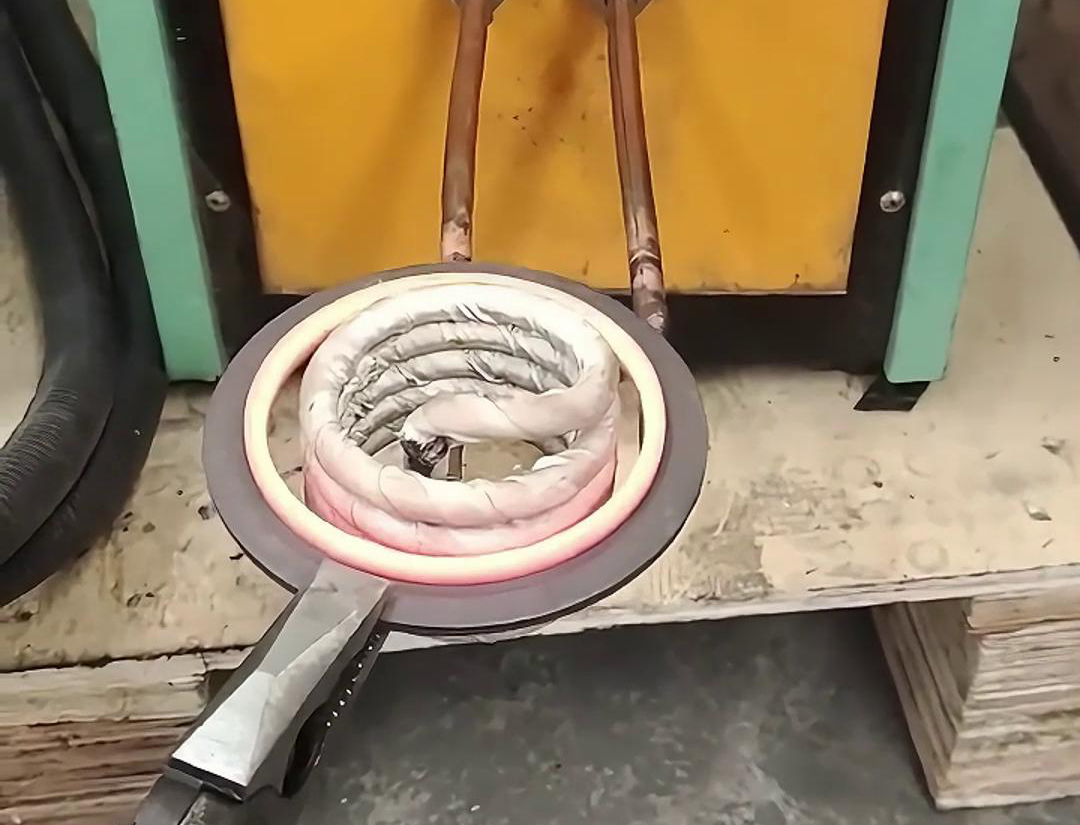 內(nèi)孔加熱，就用高頻加熱機(jī)，因?yàn)樗灰?20V電壓
