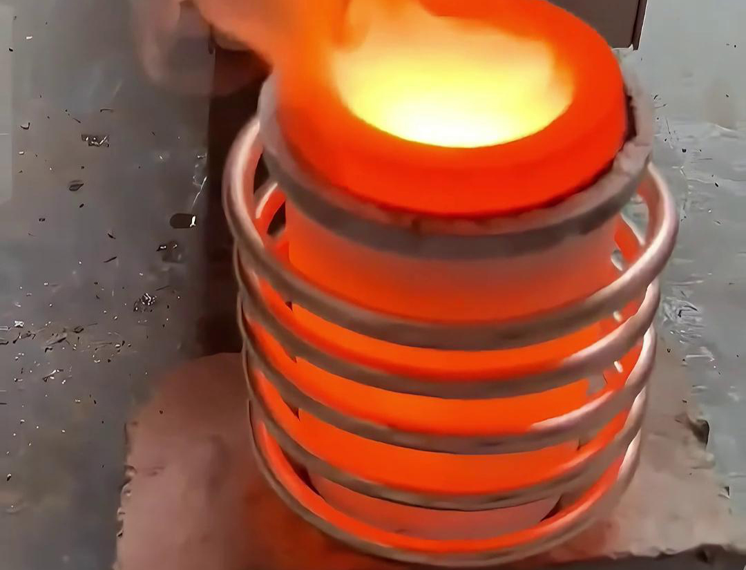 小型高頻熔煉爐是一種專門設(shè)計(jì)用于熔化金屬的設(shè)備