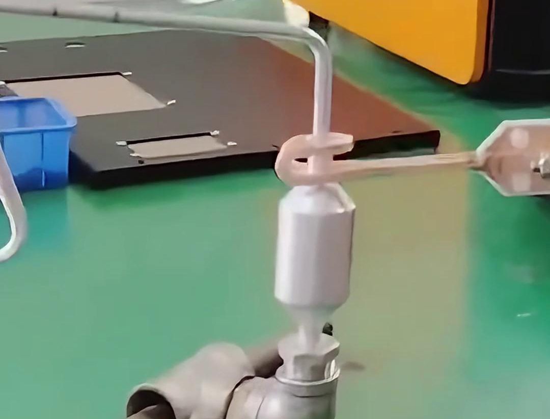 鋁管鋁儲(chǔ)液器正在進(jìn)行釬焊，用的是手持式高頻感應(yīng)焊機(jī)