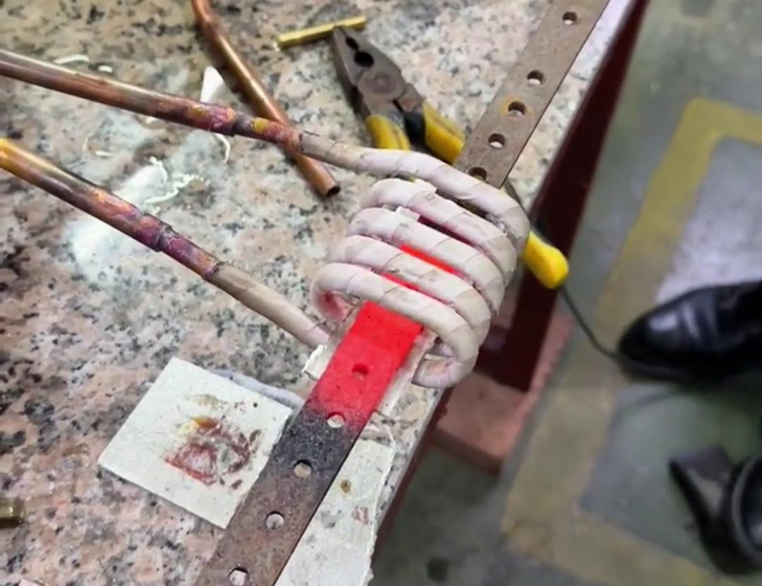 高頻加熱機在鋼棒折彎過程中能夠快速加熱鋼棒實現(xiàn)退火處理(圖3)