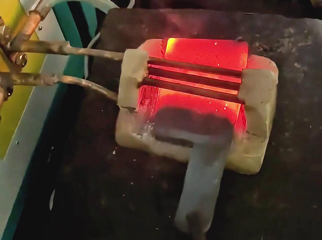 高頻加熱爐打鐵爐對夾鋼菜刀加熱鍛打過程(圖2)