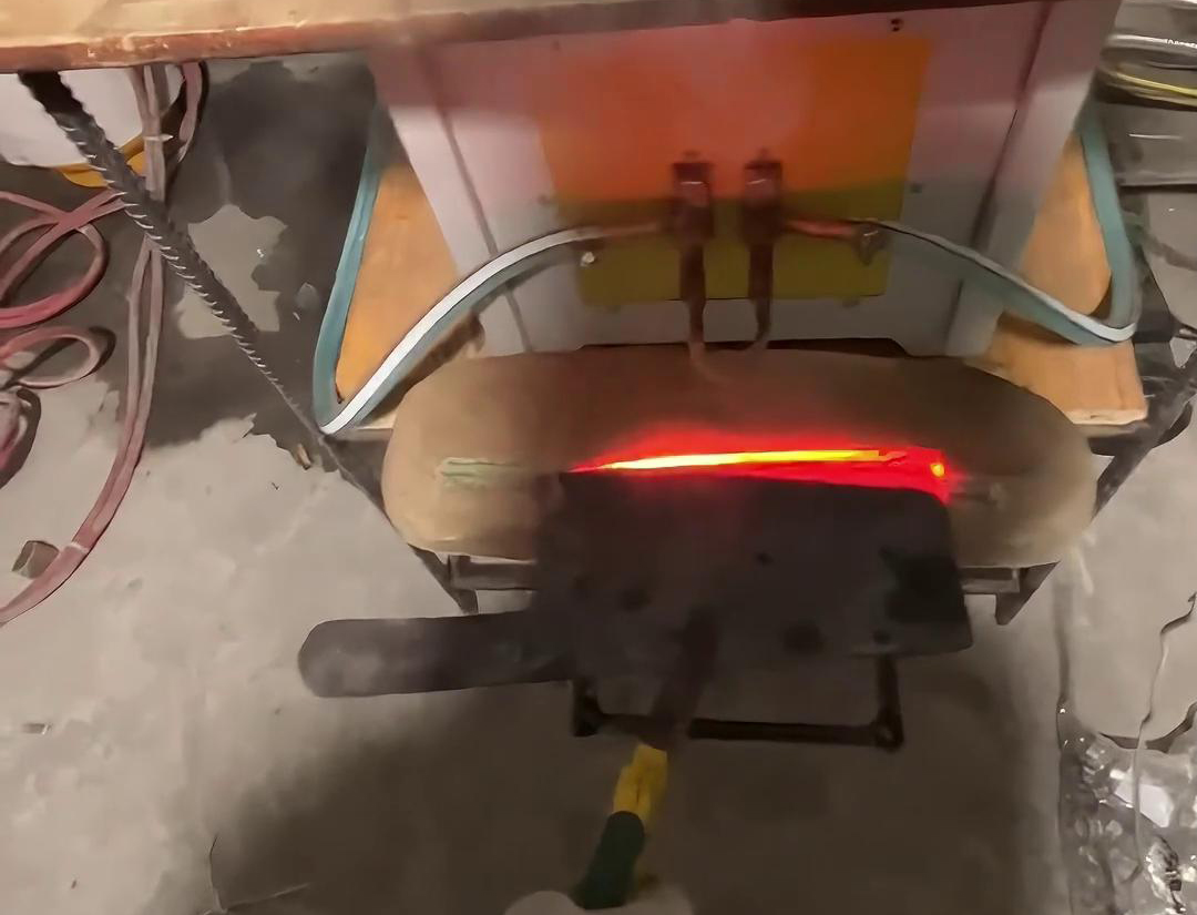 菜刀刃口用超音頻淬火設(shè)備淬火，你知道為什么只淬火一點(diǎn)點(diǎn)嗎？