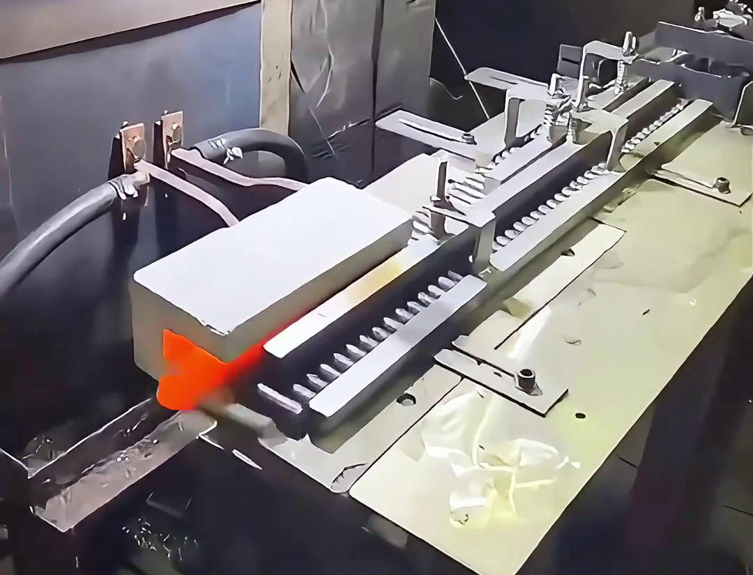 高頻鍛造加熱爐的特點與優(yōu)勢 結合自動化送料系統(tǒng)應用場景