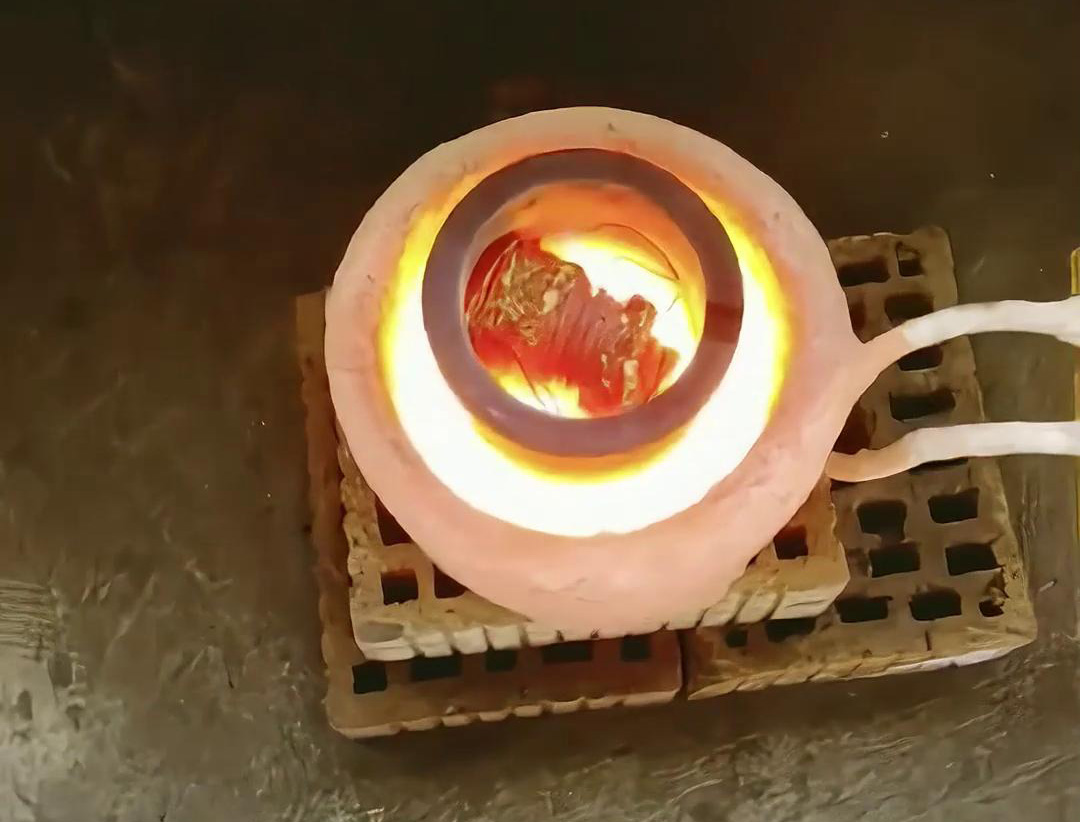 客戶定制的非標(biāo)熔煉爐，特點(diǎn)在于能夠達(dá)到2000度的高溫