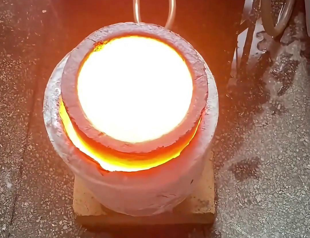 10公斤不銹鋼中頻熔煉爐廣泛應(yīng)用于小型金屬加工企業(yè)、實(shí)驗(yàn)室、科研機(jī)構(gòu)等領(lǐng)域