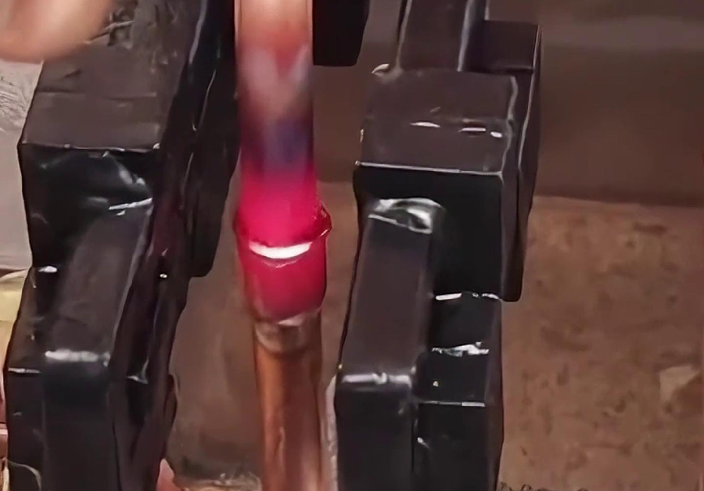 機(jī)械手臂帶動(dòng)手持式高頻焊接機(jī)去焊接銅管的演示過程