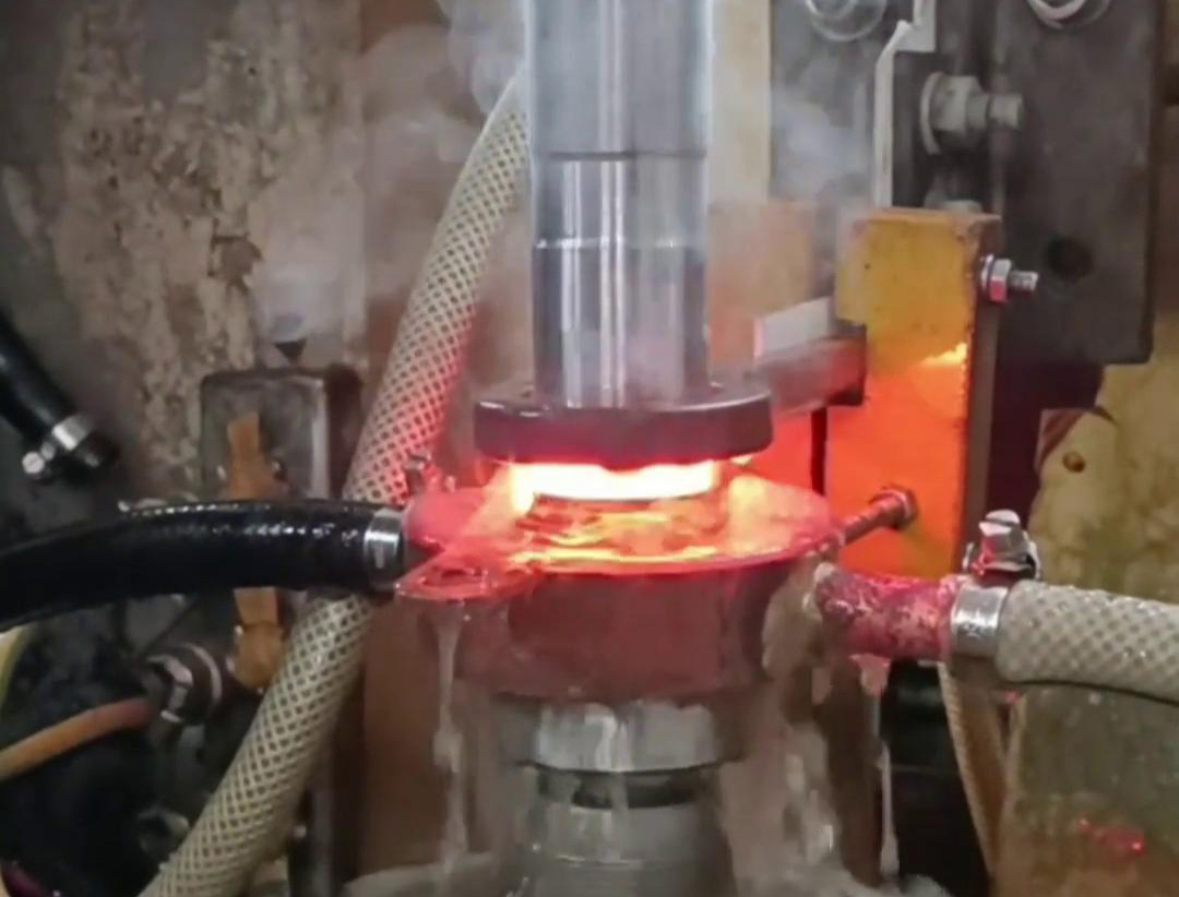 自動化高頻淬火機床是現(xiàn)代工業(yè)中一種至關(guān)重要的熱處理設(shè)備