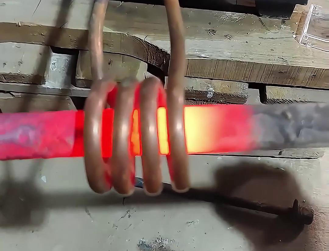 高頻感應加熱設備能夠在極短的時間內將實心棒料加熱到所需溫度