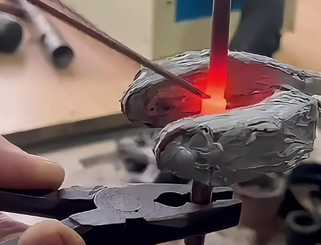 25KW手持式高頻機在焊接銅管方面展現(xiàn)出高效、精準和靈活的特點